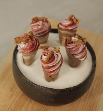 Vanille softijs en roodfruitsorbet in krokante hoorntjes