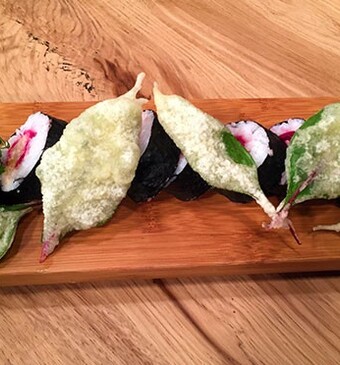Pink panther sushi met tempura van bietenblad