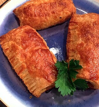 Indische saucijzenbroodjes