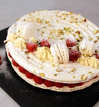 Pistache-macarontaart met frambozen en vanillemousse
