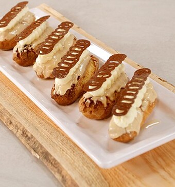 Eclair gevuld met passievruchtencremeux, gezoete mascarpone en koffieglazuur