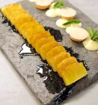 Gegrilde ananas met limoen, witte chocoladecrème en munt