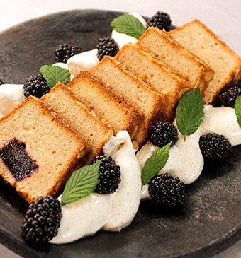 Kaneelcake met amandel gevuld met bramengelei