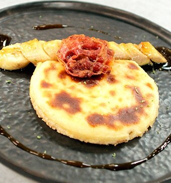 Bretonse flan met koffie, bacon en banaan