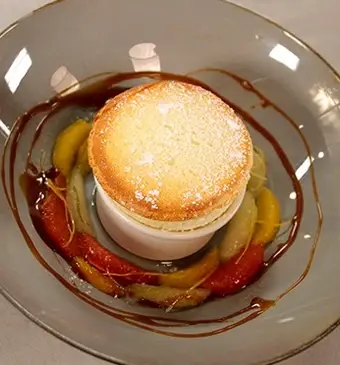 Soufflé van kwark met gemarineerd citrusfruit en karamelsaus
