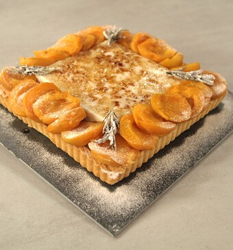 Amandelspijstaart met blanc manger en abrikozen