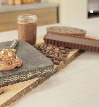 Zelfgemaakte chocolade met chocoladerepen, -mousse en -melk