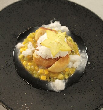 Baba au rhum met compote van exotisch fruit en kokosgranité