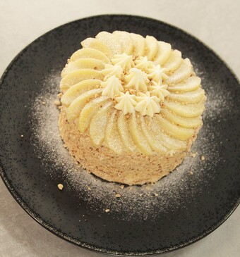 Progrèstaart met hazelnoot, laurier en appel