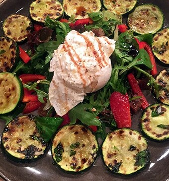 Burrata con zucchine fritte (Gebakken courgettes met burrata)