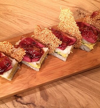 Oshi sushi met gerookte eend en sesamkrokant