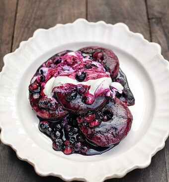 Ontbijtdonuts met honing, blauwe bessen en yoghurt