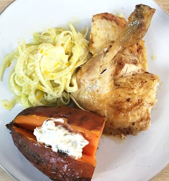 Gevlinderde kip met zoete aardappel en gemarineerde venkel