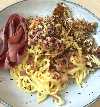 Pasta carbonara met eend, gekaramelliseerde pecannoten en chocolade