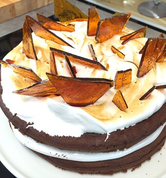 Brownietaart met salted caramel en marshmallow fluff