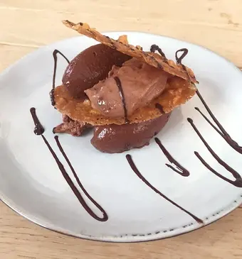 Bueno-mousse met hazelnootkletskoppen