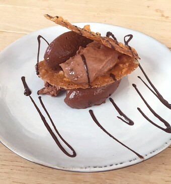 Bueno-mousse met hazelnootkletskoppen