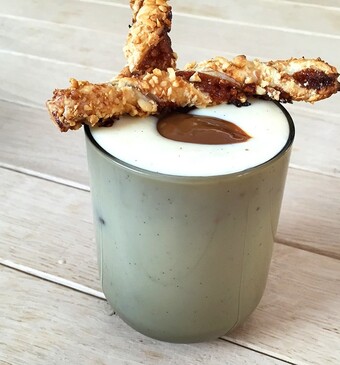 Witte chocoladevla met dulce stengels