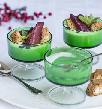 Witte chocolademousse met stroperige stoofperen