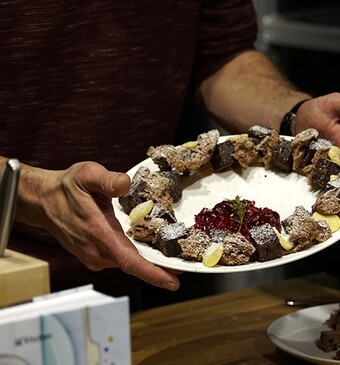 Hidde's kerstdessert: chocolademousse met -brownie, cake, gebakken appel en cranberry's