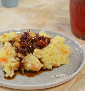 Pastinaakstamppot met dadel-appelstroopsaus