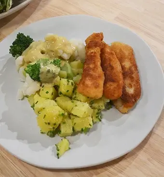 Visfrietjes met groenten en zachte kerriesaus