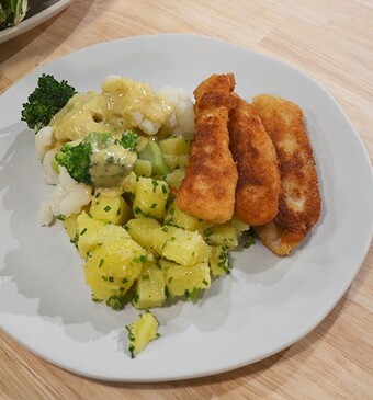 Visfrietjes met groenten en zachte kerriesaus