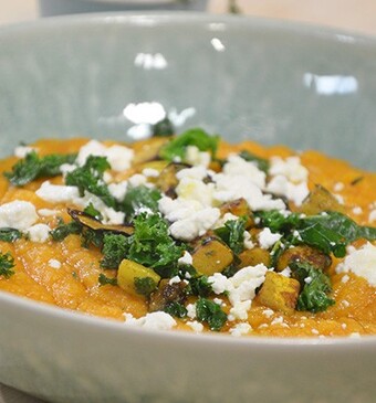 Zoete aardappel en rode linzen soep met feta