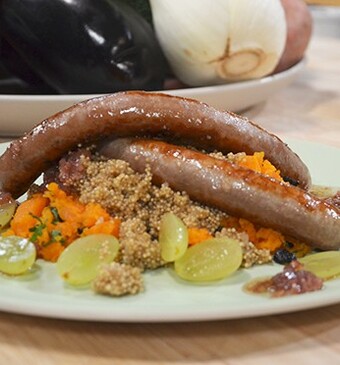 Geprakte wortels met quinoa en saucijzen