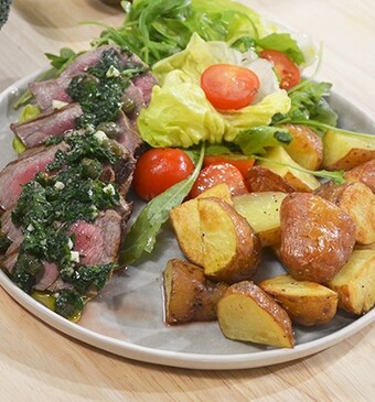 Gegrilde biefstuk met kruidensalsa en aardappeltjes uit de oven