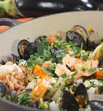 Vispotje met zalm, mosselen, kabeljauw en garnalen