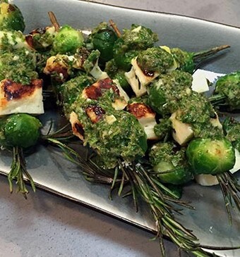 Rozemarijnspiesjes met spruiten en halloumi