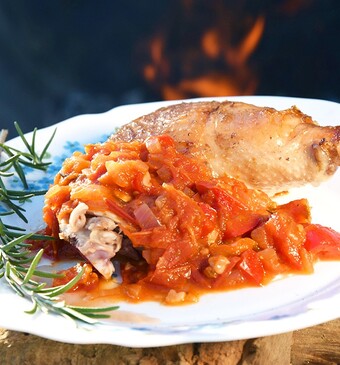 Gepekelde en geroosterde Bresse-kip met piperade