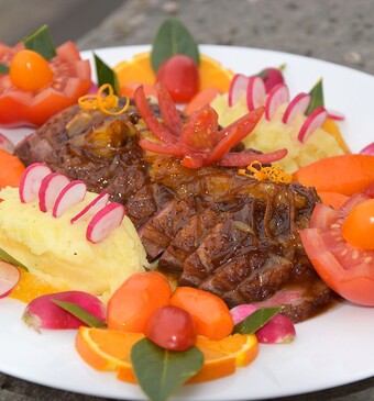 Eendenborst met sinaasappelsaus, aardappelpuree en worteltjes