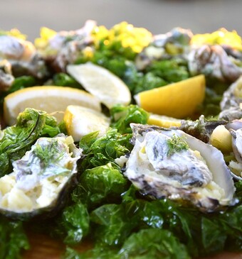 Gepocheerde oesters in champagnesaus