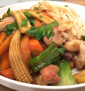 Kipwokschotel met udon noodles