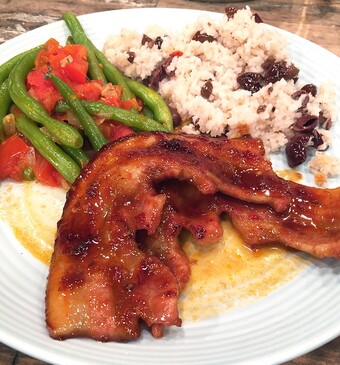 Zoete speklappen met gestoofde boontjes