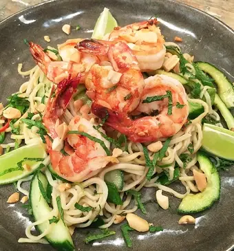 Oosterse noedelsalade met gamba’s