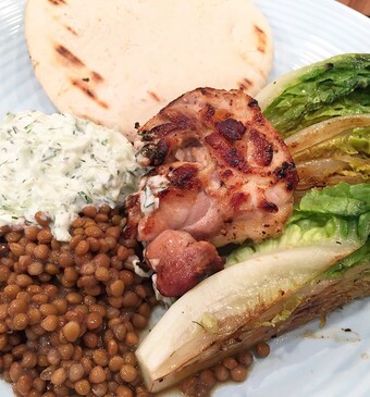 Kippendijen met gegrilde little gem