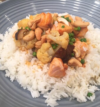 Zalmcurrywok met shiitakes