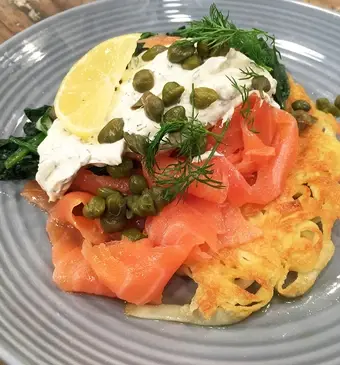 Gebakken tagliatelle met gerookte zalm