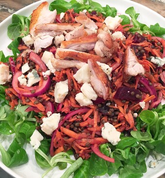 Kippendijen met rode biet