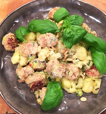 Gnocchi met worst en pestosaus