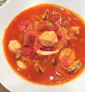 Spaanse vissoep met knoflookbrood