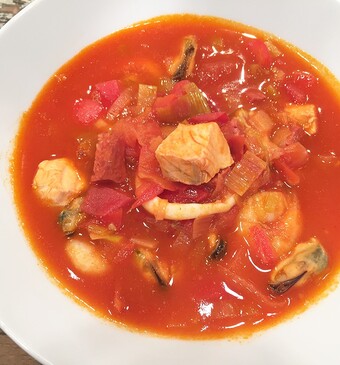 Spaanse vissoep met knoflookbrood