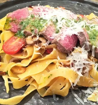 Biefstuk met pasta en basilicumolie