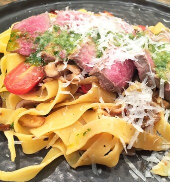 Biefstuk met pasta en basilicumolie