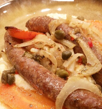 Sticky runderchipolata’s met polenta