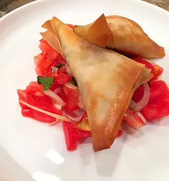 Spinazieflapjes met tomatensalade
