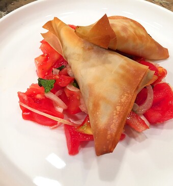 Spinazieflapjes met tomatensalade